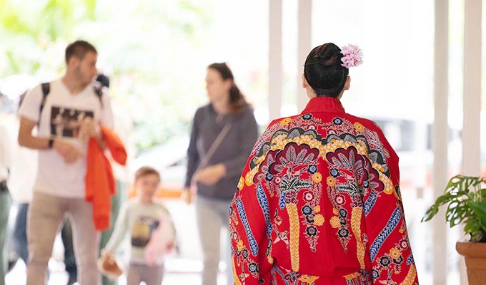 華やかにお出迎え 琉装スタッフ・グリーティング