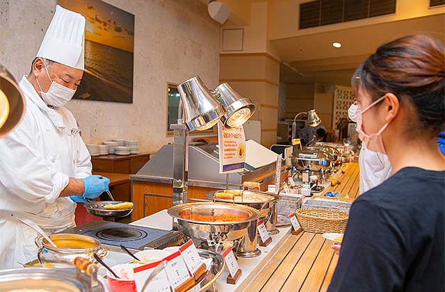 沖縄、恩納村にあるリゾート、リザンでの朝食の風景