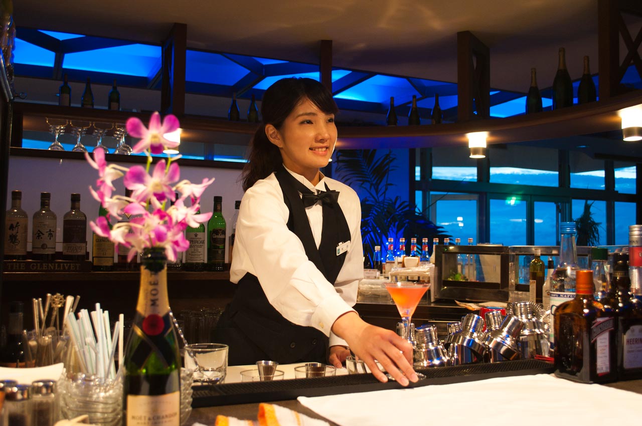 沖縄のホテル、リザンのメインバー。ワイン＆カクテルバー「コーラルビュー」