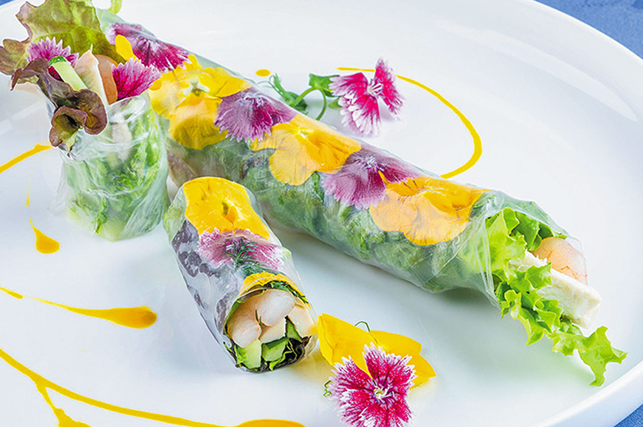 お花とチキンを包み込んだ生春巻き