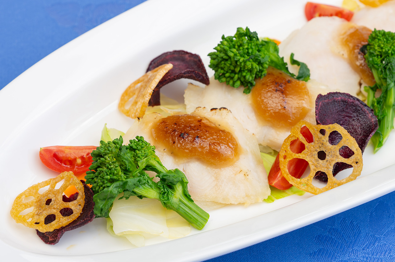 沖縄あんだーすーをナッペした白身魚のロースト