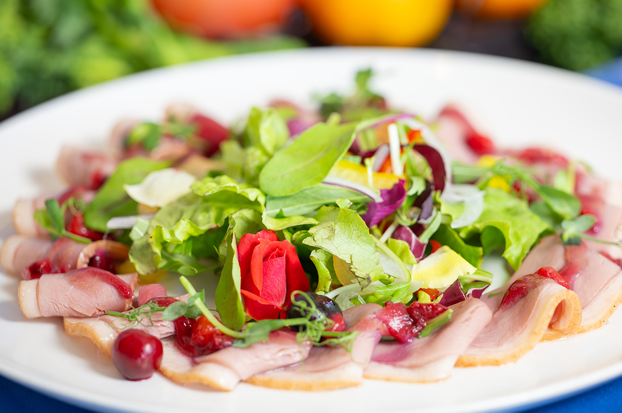 紅茶鴨のハムサラダ甘酸っぱいベリーソース