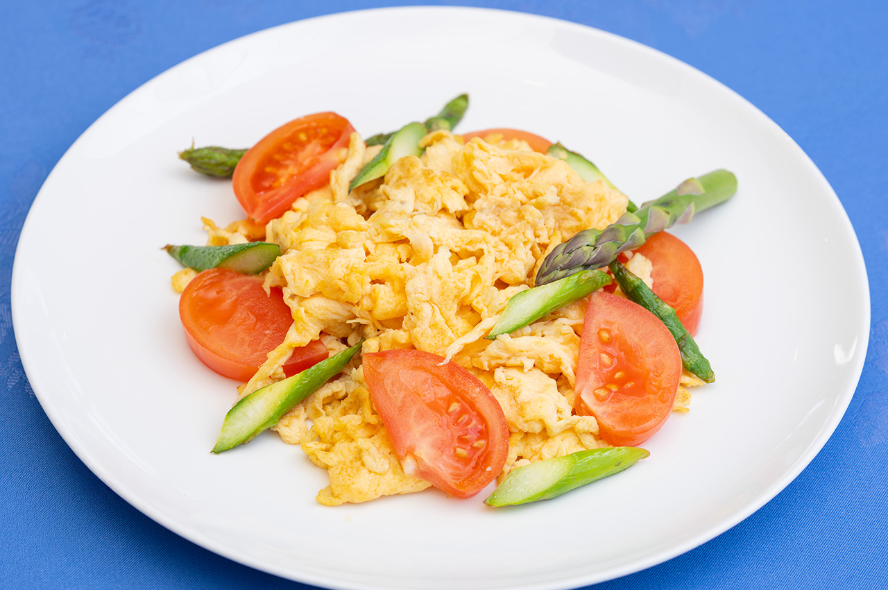 旬のアスパラとトマトの卵炒め