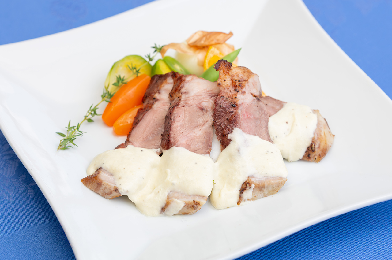 豚肩ロースと春野菜のエチュべ シークヮサー薫るソース・ヴァンブラン