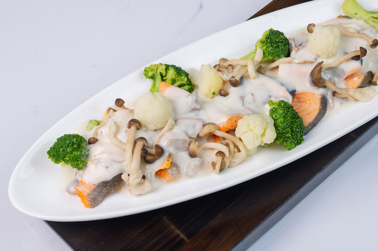 크림 연어와 계절 야채를 꽃다발처럼 배열한 것