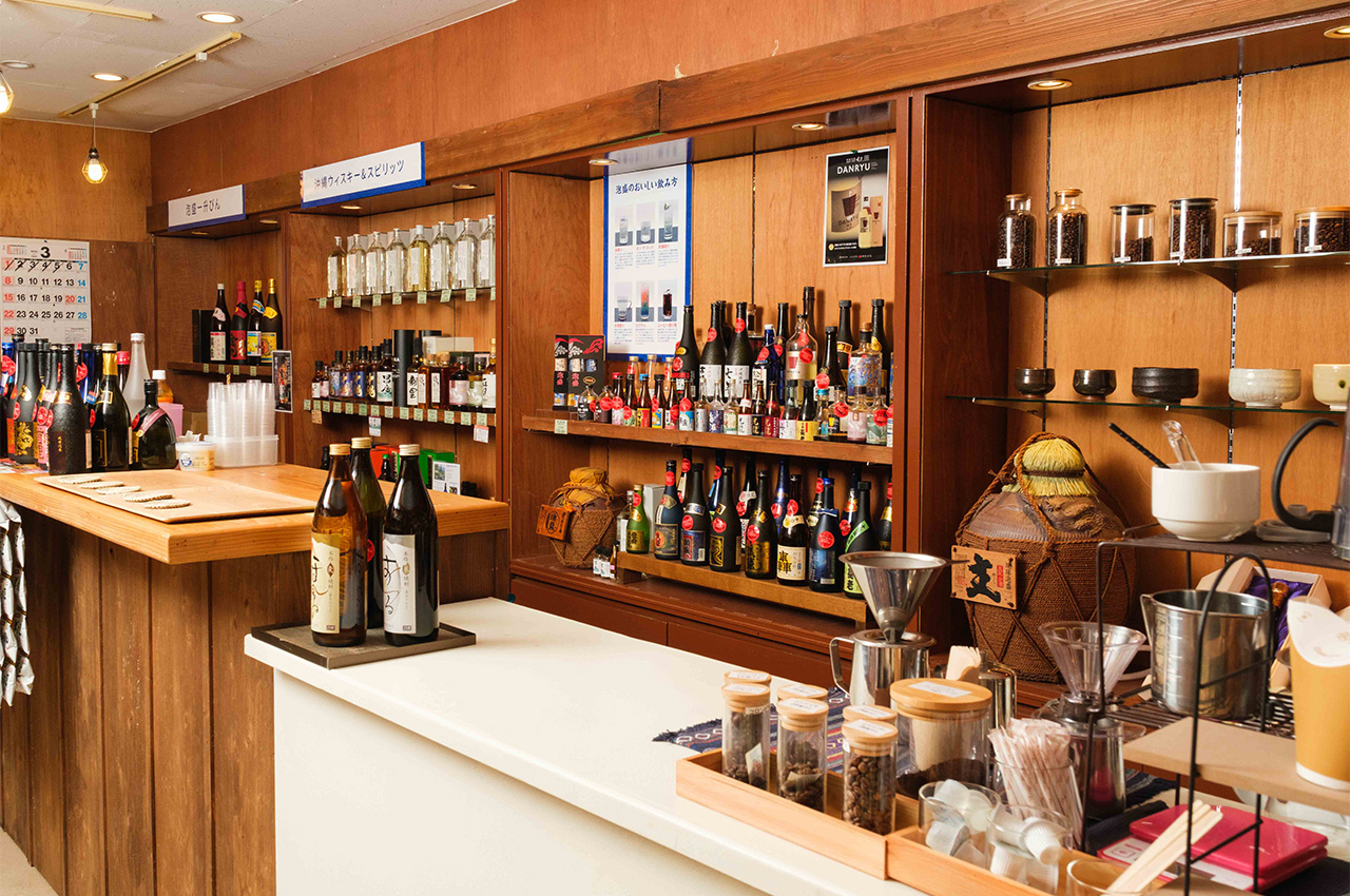 琉球泡盛館あかばなー